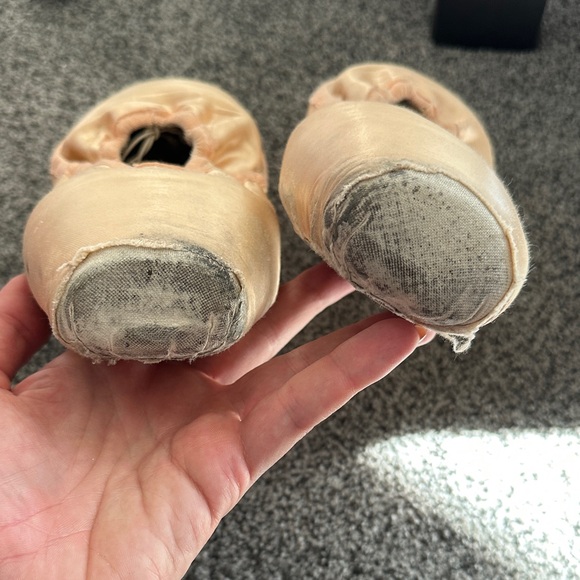 2 pair used Ballet Pointe Shoes - Picture 4 of 4